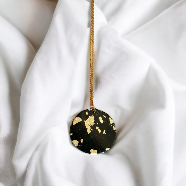 Collier rond noir avec dorures 