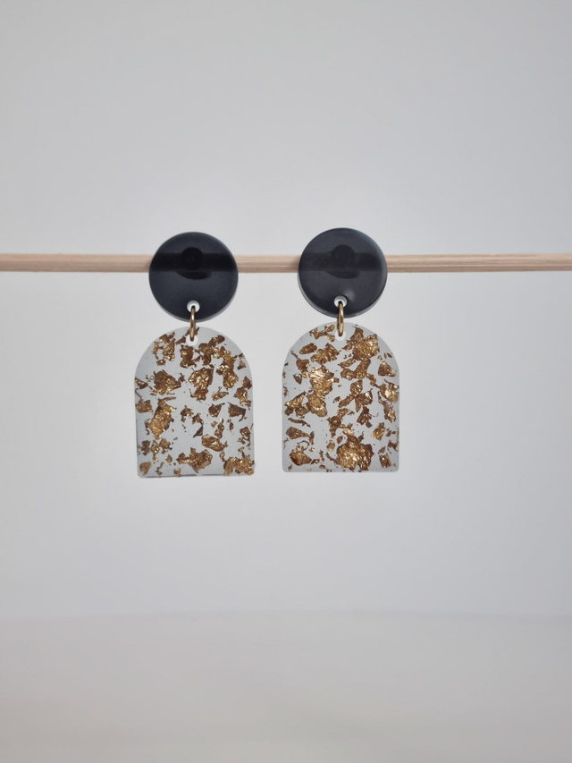 Puce et arche : noir feuilles dorées