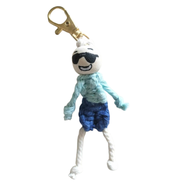 Porte-clé Bonhomme en Macramé – Figurine avec lunettes de Soleil | Fait Main