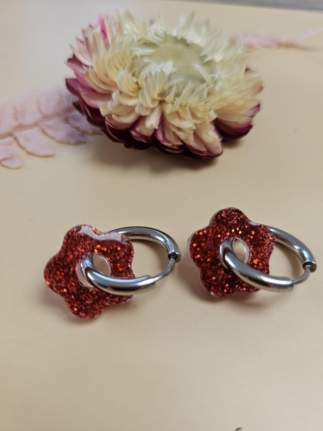 Boucles d&#039;oreilles en résine - Fleurs rouges pailletées 