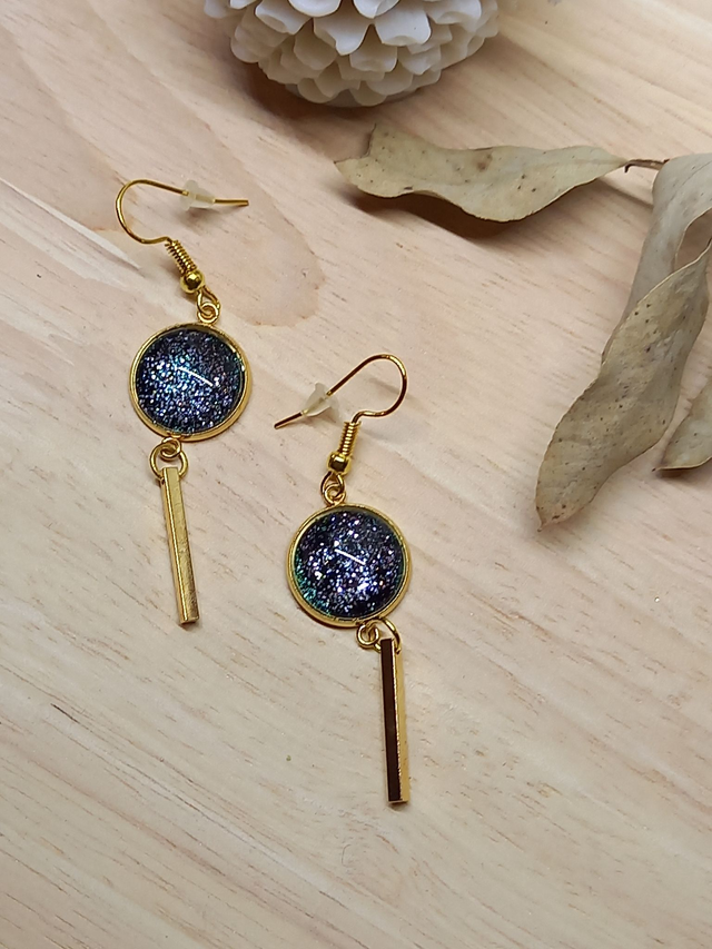 Boucles d&#039;oreilles Cabochon &quot;Paillettes&quot; -  noir-bleu / doré / tige 