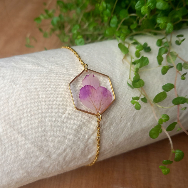 Bracelet doré hexagonal · Fleurs séchées 