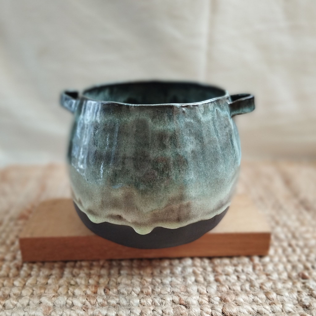 Grand cache-pot "panier", argile noir, émail bleu foncé, vert, blanc