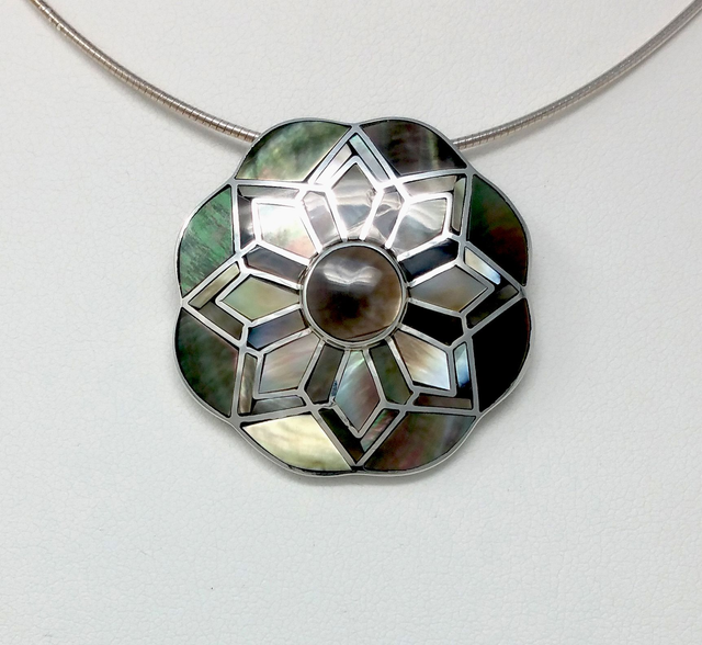 PENDENTIF FLEUR ORNE DE NACRE GRISE EN MOSAIQUE ETOILEE ARGENT MASSIF - VENDU SANS CHAINE -48501