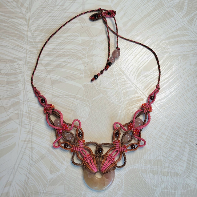 Kit Collier Flora donut quartz fraise ou agate fleur cerisier (micro-macramé fils rouges, marron, perles grenat, quartz fraise)