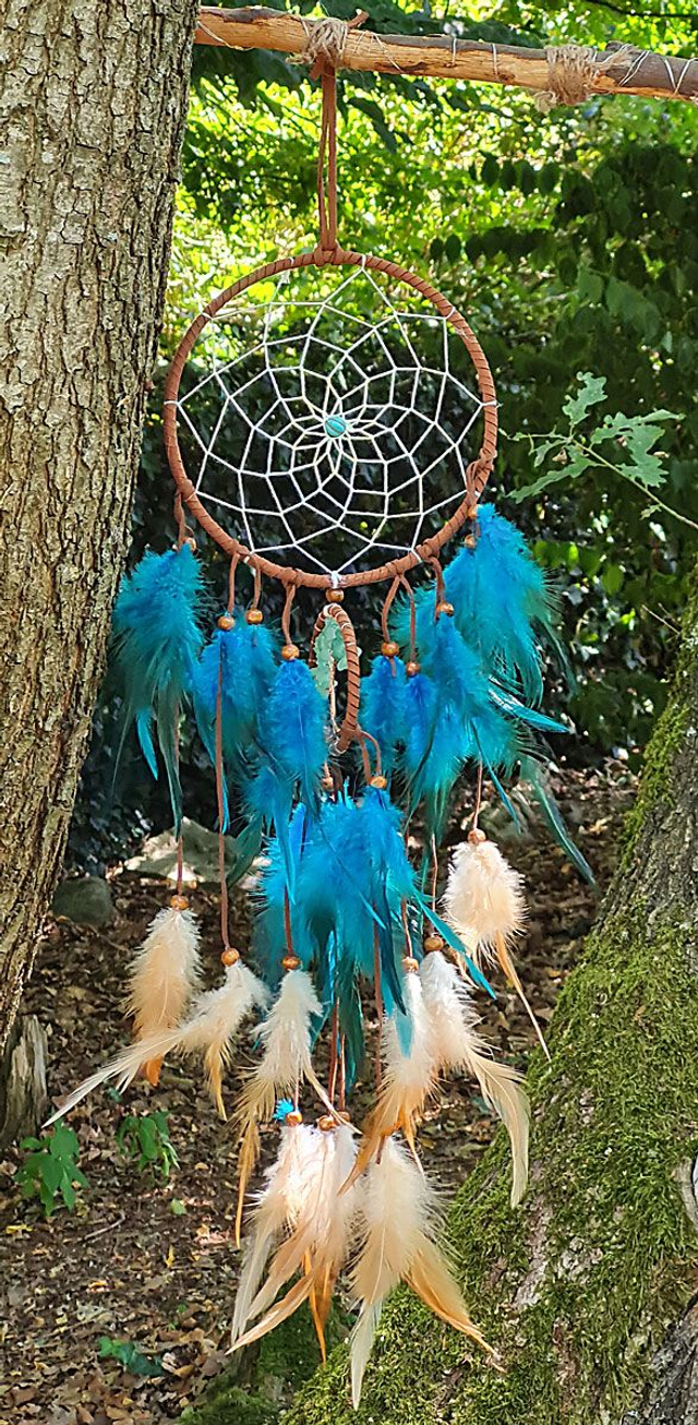 Traumfänger mit blauen Federn.