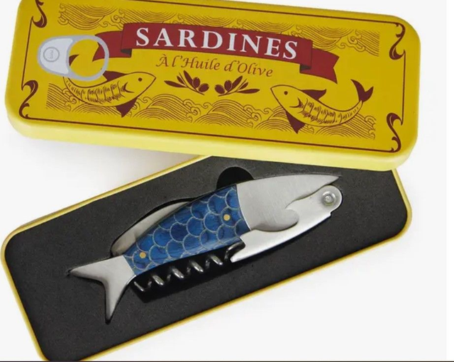 Tire-bouchon, sardines, canette dans sa boite en alu