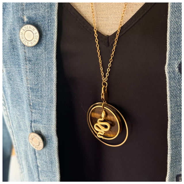 Collier serpent sur pastille oeil de tigre