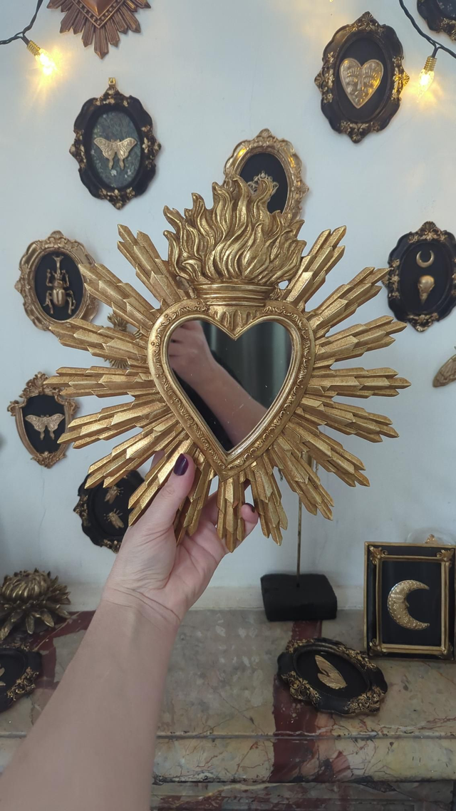 Miroir cœur sacré rayonnant doré – style baroque