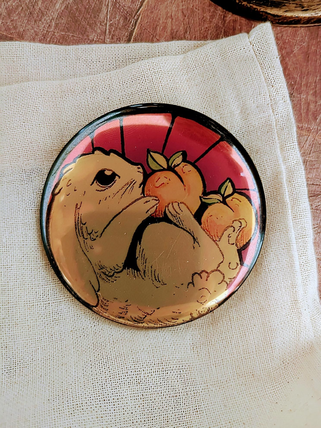 Badge "Lapin et Pêche" - 58mm - Doré 