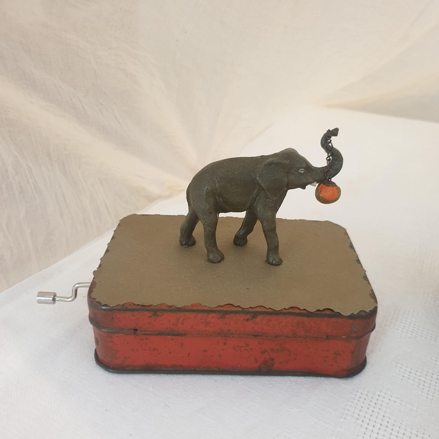 Elephant rouge -Boîte à musique à manivelle - pièce unique 