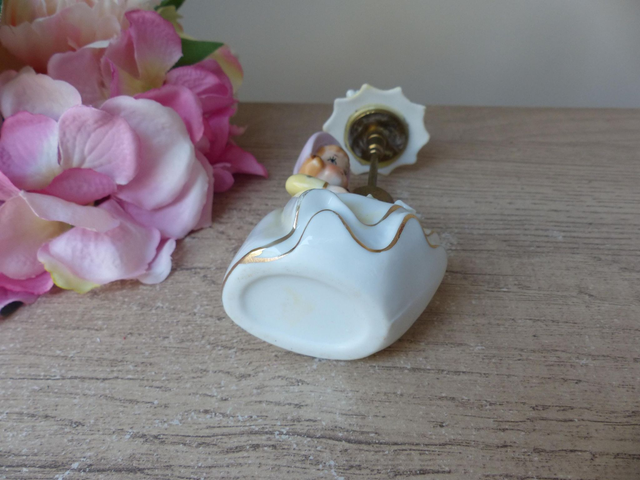 Vaporisateur en Porcelaine Vintage – Flacon de Parfum Femme au Parapluie – Années 1940–1960 – Décoration Coiffeuse ou Chambre – Objet Rare