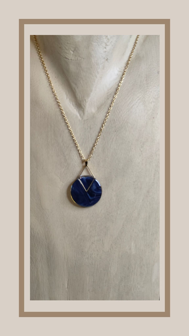 Collier bleu nuit rond doré et losange 