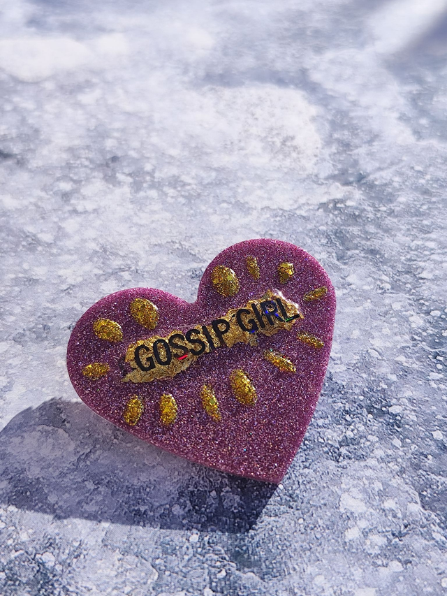 Broche cœur à paillettes XL - message : GOSSIP GIRL