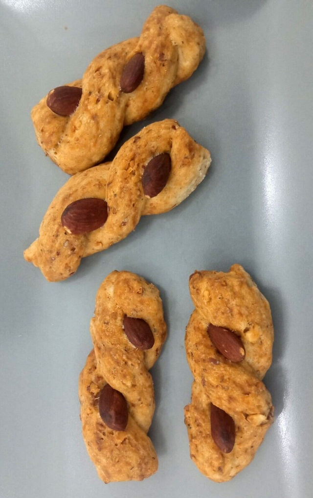 TORCETTI ALLE MANDORLE CON SUGNA E PEPE Confezione 500 gr.