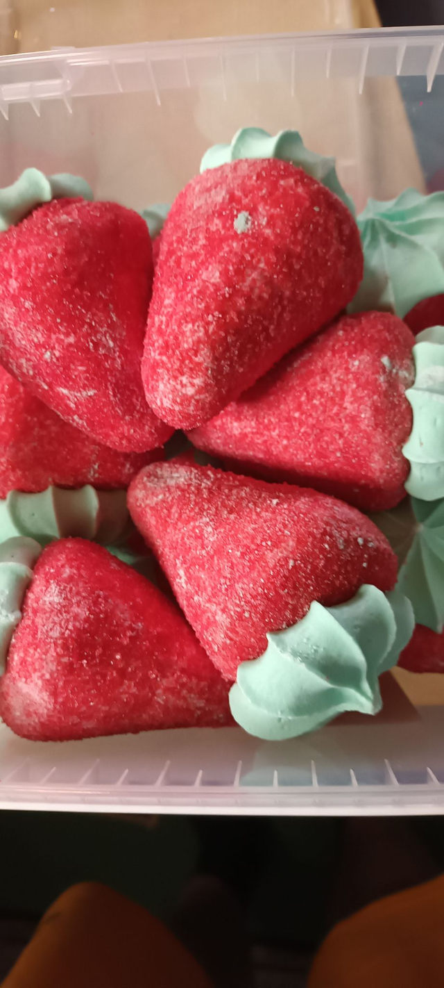 FRAISE GEANTES MERINGUEES ( VENDU A L UNITÉ )