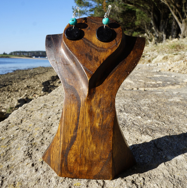 Chips noires et perle bleue