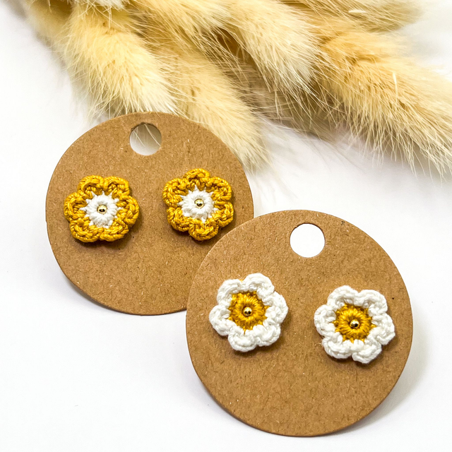 Puces d’oreilles fleurs Fleurettes ~ Jaune / Blanc