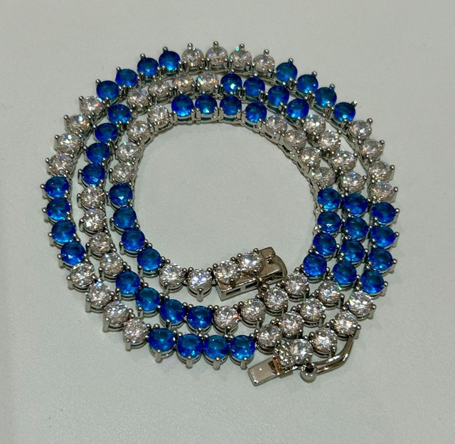 RIVIERA 3 PONTAS EM ZIRCÔNIAS DE 4MM BICOLOR AZUL E CRISTAL BANHADO EM RÓDIO BRANCO