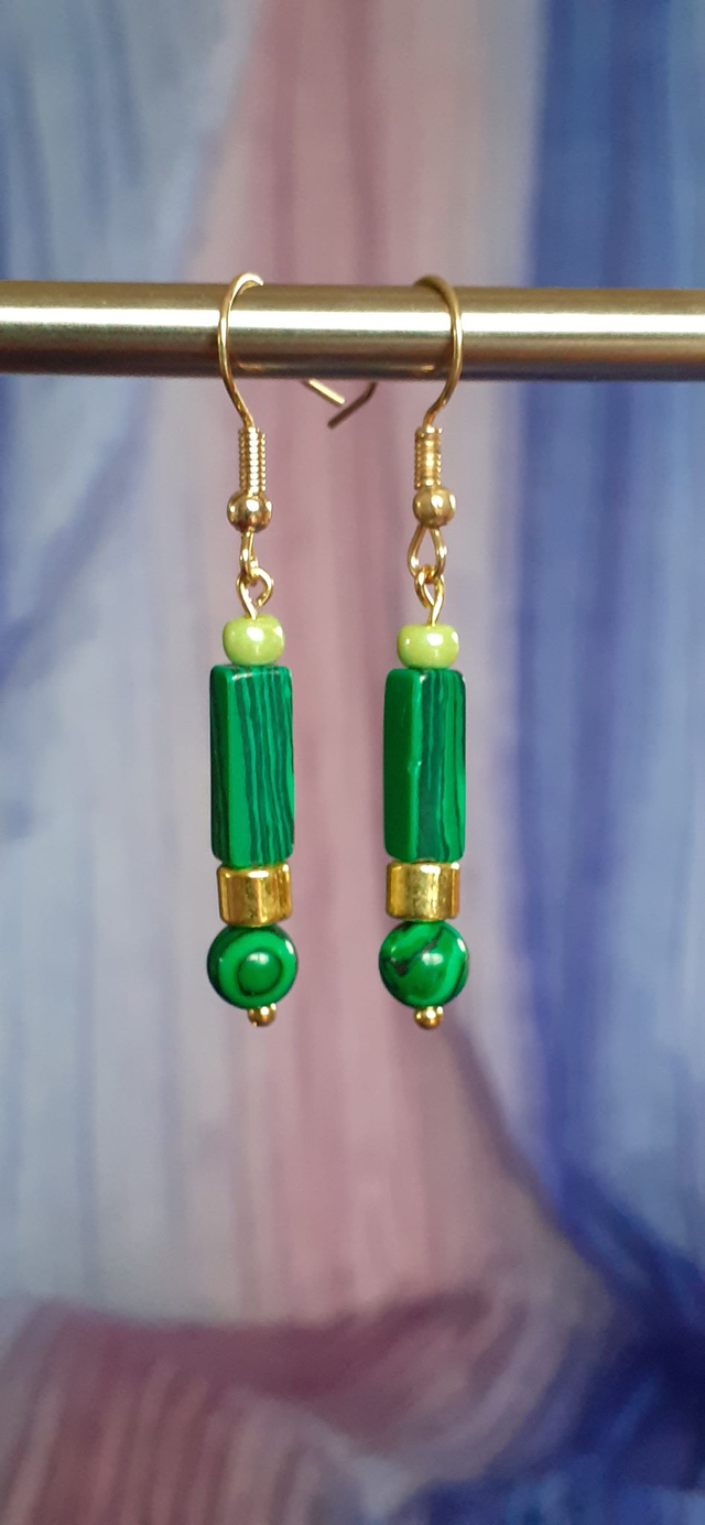 Kisis Bocules d'oreilles pendantes, dorées, perles vert émeraude