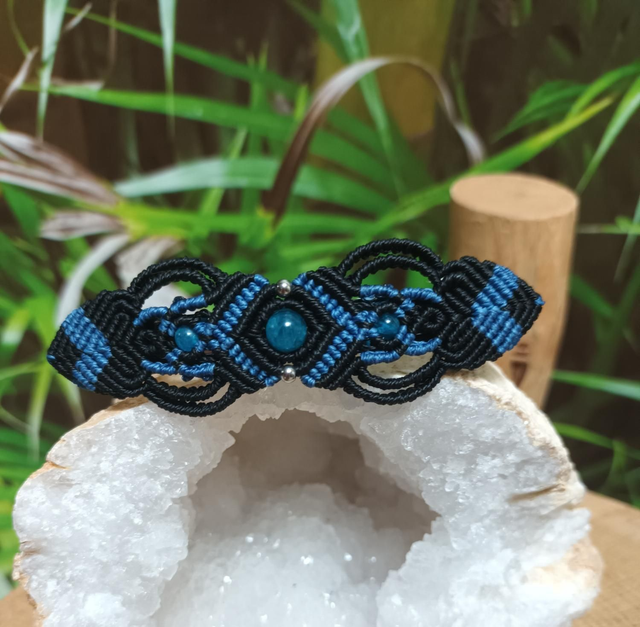 Barrette en micro-macramé et apatite bleue