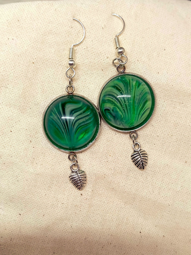 Boucles d’oreilles rondes en résine verte – Élégance artisanale