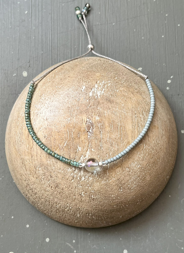Bracelet minimaliste gris, vert d'eau et cristal de roche