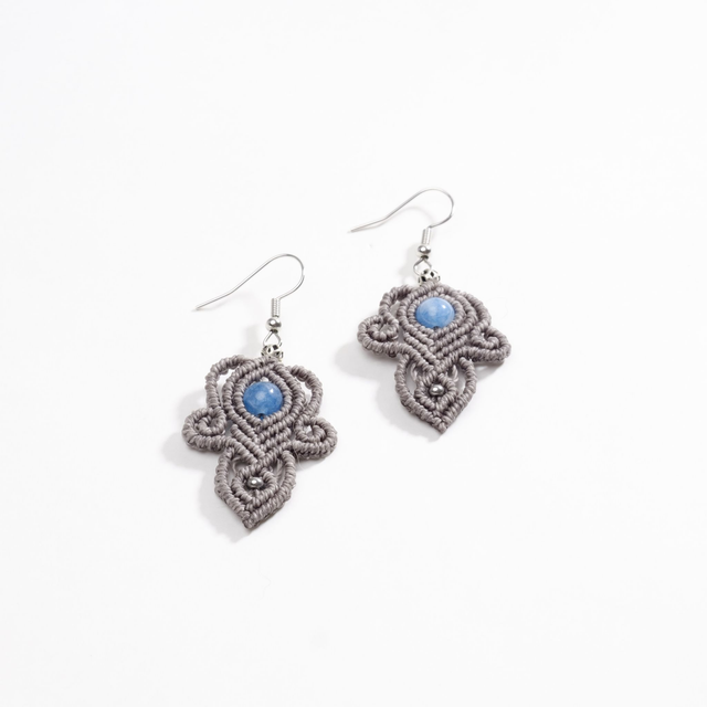 Boucles d’oreille apatite en micro-macramé