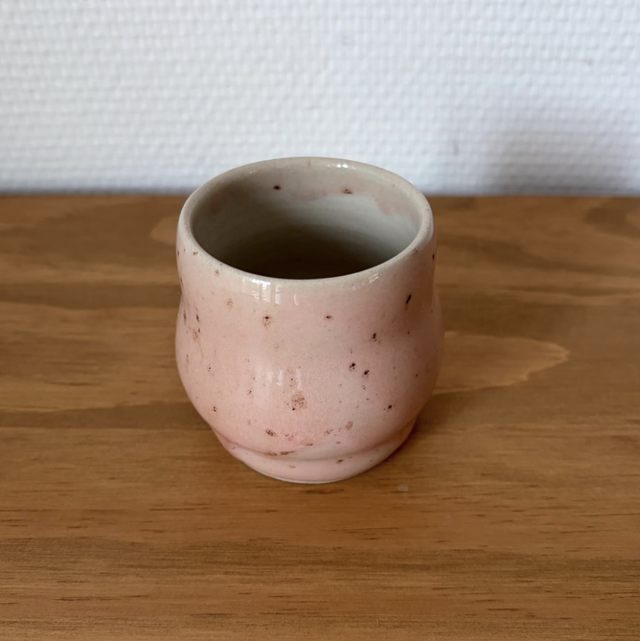 Tasse à café artisanale en grès rose moucheté