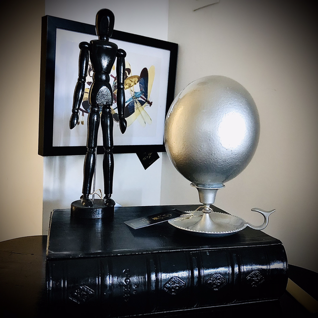 Œuf d’autruche argenté sur bougeoirs ancien