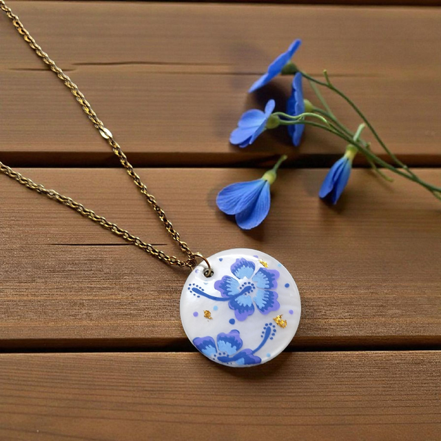 Collier dessiné Flora acier inoxydable bleu saphir foncé nacre