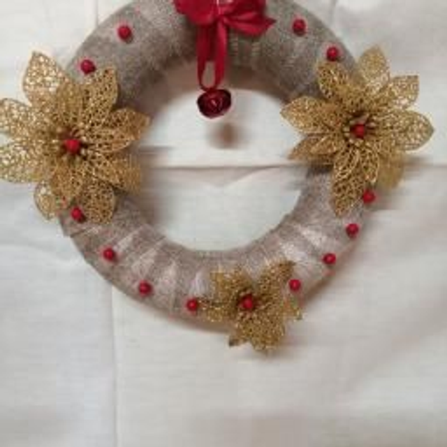 Couronne de Noël suspendue : Un charme rustique et chaleureux pour un Noël cocooning