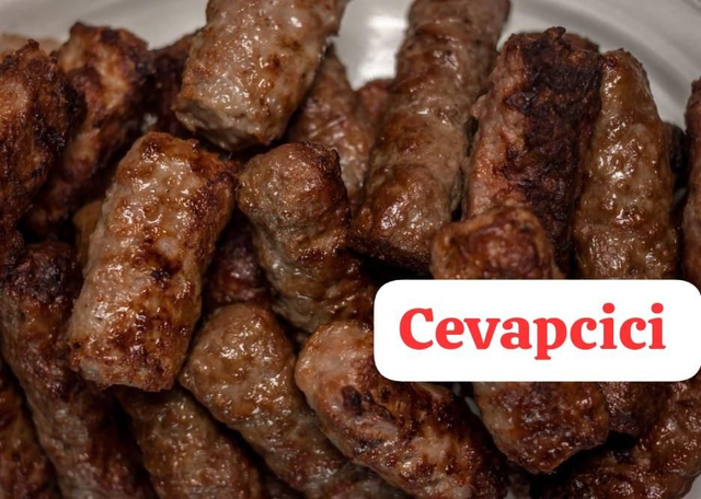 Cevapcici (auf Teller od. im Brot mit Salat und Ajvar)