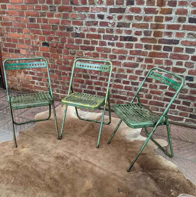 Chaise pliante en métal patinée vert