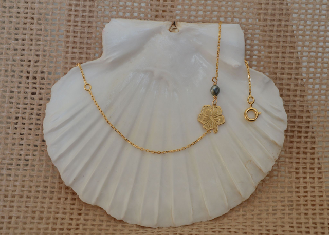 Bracelet plaqué or 18,5 cm - médaillon hibiscus - petit keshi