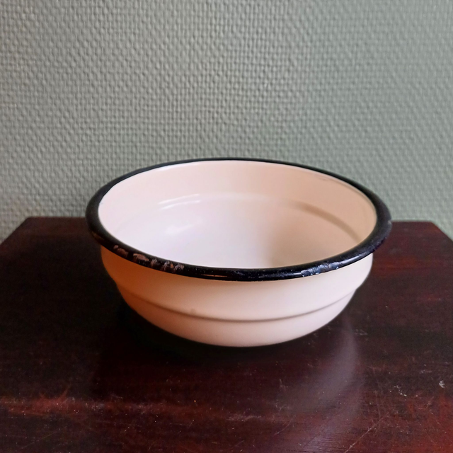 Oud Hollandsch | Geëmailleerd metalen Schaaltje in Creme kleur met dunne zwarte bies (diameter 15,5 cm | hoogte 5,5 cm) | Vintage