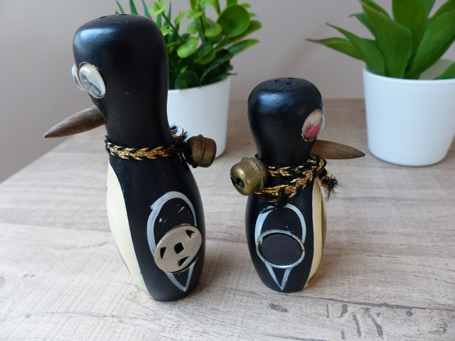 Vintage Salière et Poivrière en Bois Magnétiques Oiseaux Animaux Pingouins Manchots Années 1950, collection salières et poivrières anciennes