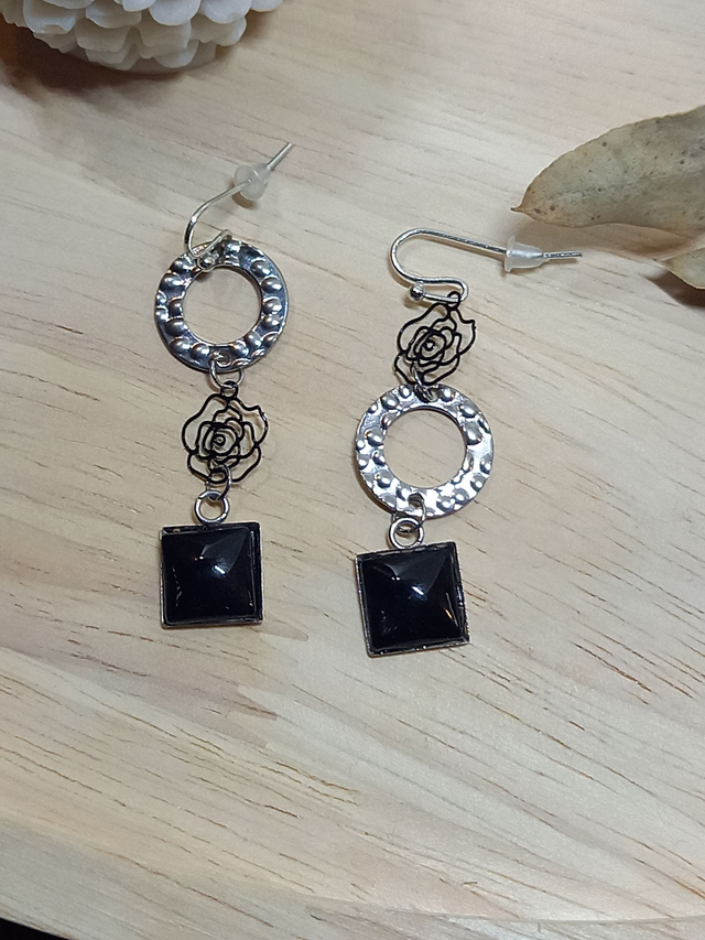 Boucles d&#039;oreilles asymétriques - cabochon carré noir /  cercle effets argenté / fleur noire / argenté