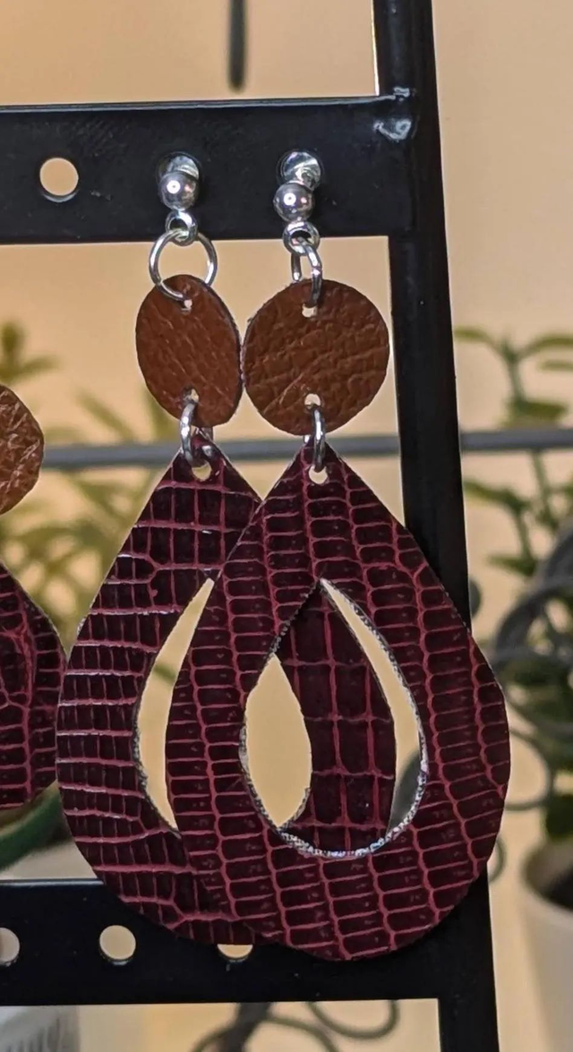 Boucles d&#039;oreilles longue double face en cuir et en tissu enduit en forme de goutte, le fermoir clous en argent 925. 