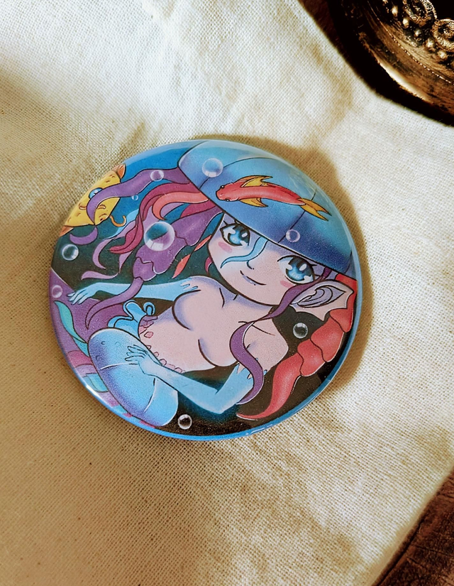 Badge "Asdume Chibi" - 58mm - Dos plastique peint