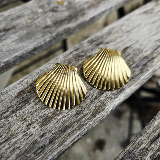 Clous d'oreilles "Coquillage" en acier inoxydable doré
