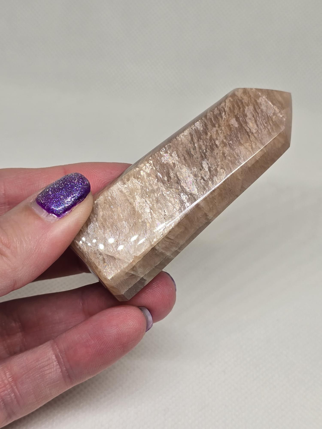 Pierre de lune orangée forme pointe