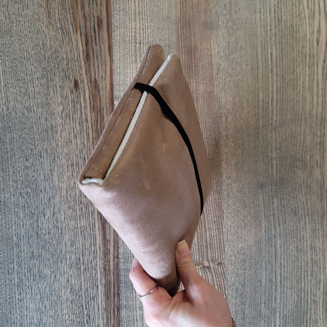 Etui liseuse rembourré : Suédine beige et marron