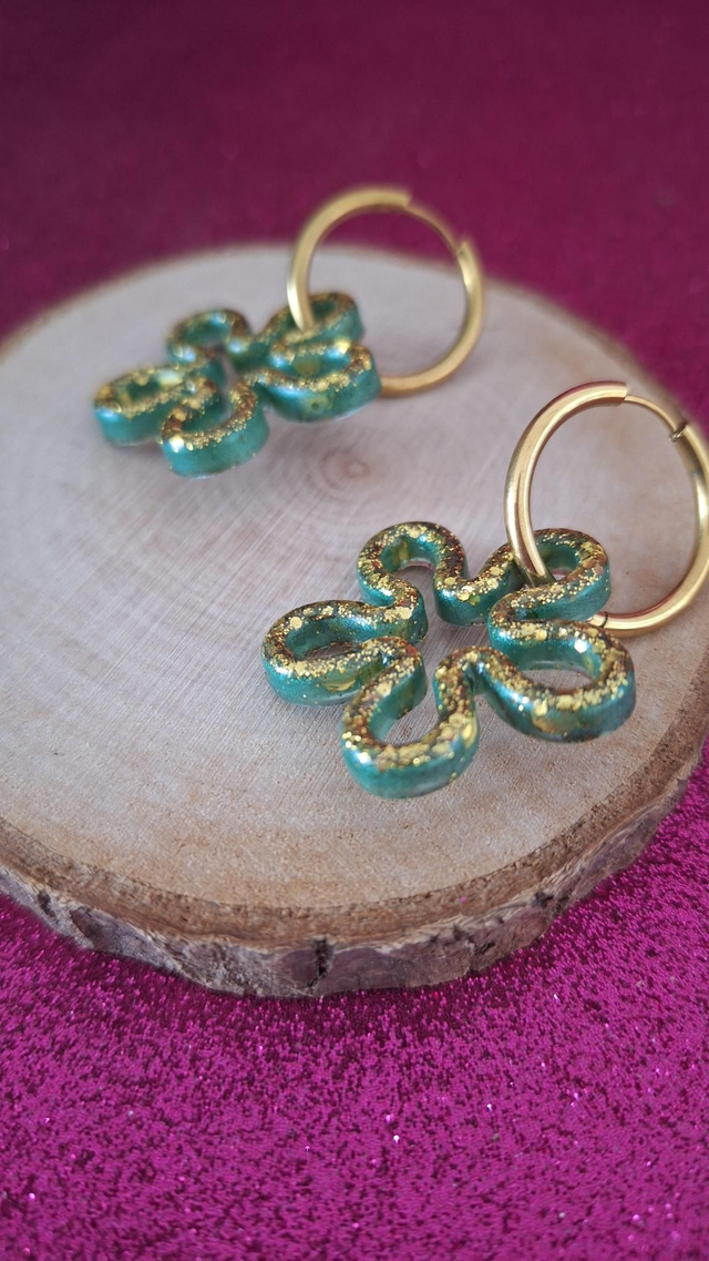 Créoles dorées fleurs vertes et paillettes dorées 