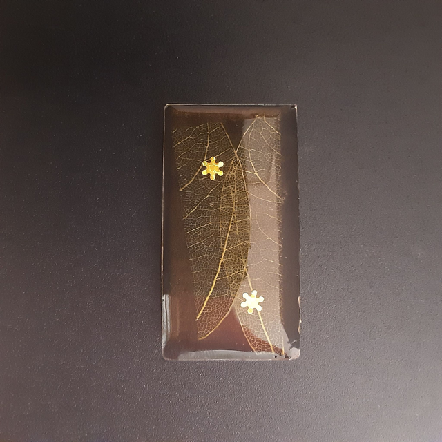 Broche rectangle collection floral fond brun chocolat nacré avec incrustation feuille