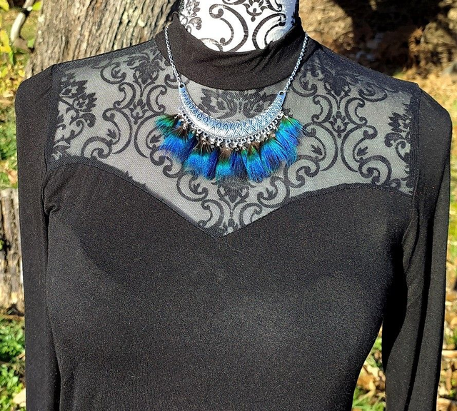 Collier plastron plumes de paon