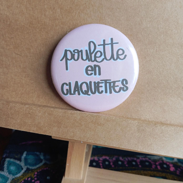 Poulette en claquettes