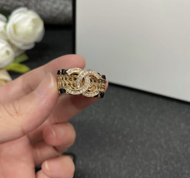 Bague CH doré avec strass et bandes noir