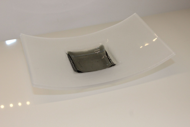 o4 Schale konvex gewölbt . quadratischer Akzent in Silbergrau . tk o o72019 06 