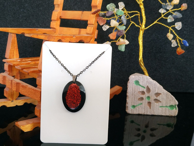 Collier noir ovale rouge pailleté